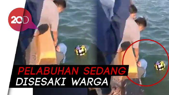 Asyik Ngabuburit, Wanita dan Motornya Kecebur Laut Gegara Senggolan