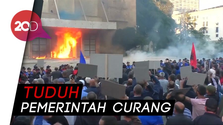Pendemo Lempar Bom Molotov ke Gedung Pemerintah Albania