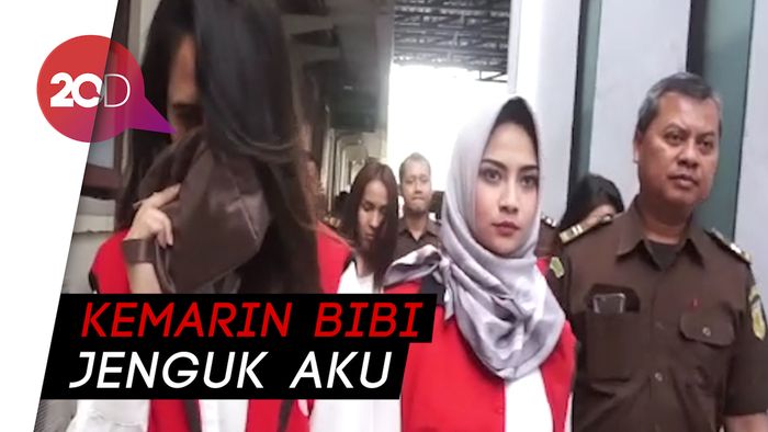 Jalani Sidang, Vanessa Angel Pakai Kerudung Pemberian Bibi