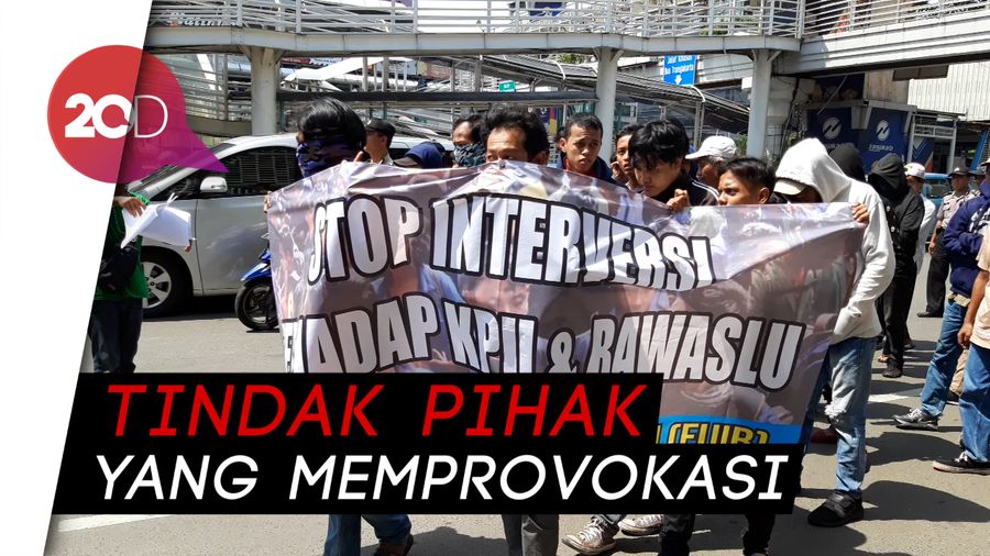 Tolak People Power, Massa Demo di Depan Bawaslu