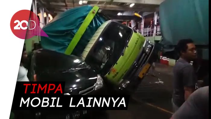 Dihantam Ombak, Truk Terguling di Dalam Kapal