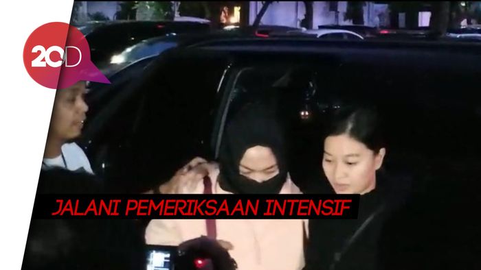 Ditangkap, Wanita Perekam Video Ancam Jokowi Tiba di Polda Metro