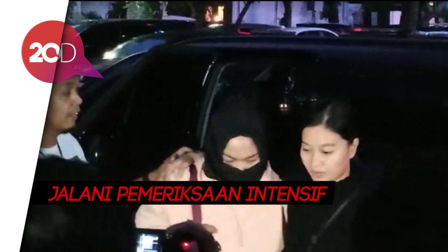 Ditangkap, Wanita Perekam Video Ancam Jokowi Tiba di Polda Metro