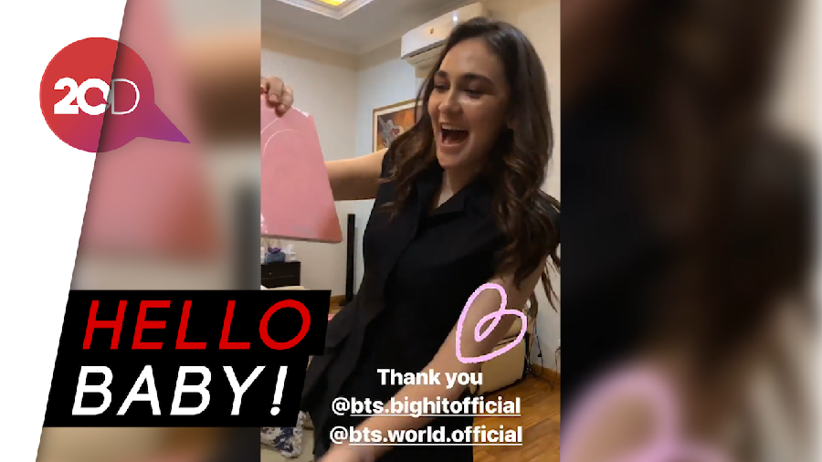 Girangnya Luna Maya Unboxing Album Baru BTS