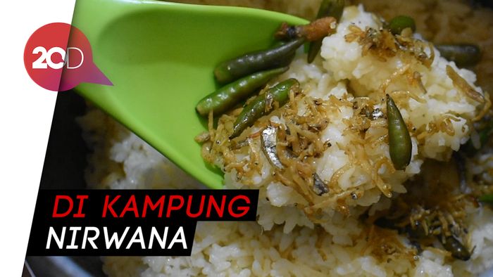 Maknyus! Makan Liwetan Komplet dengan Suasana Pedesaan yang Asri