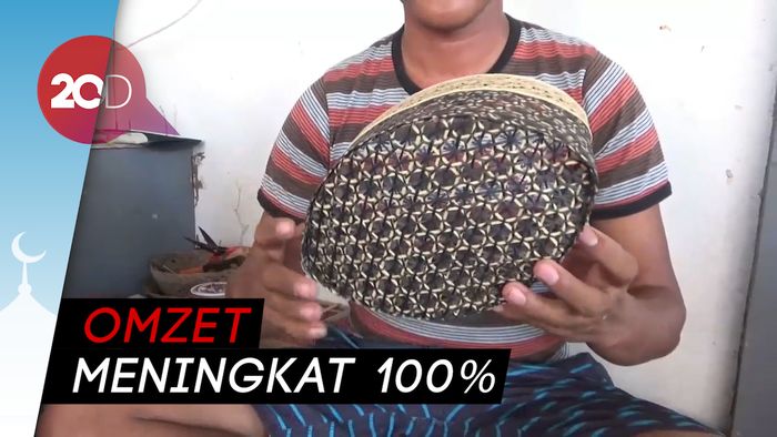 Peci dari Anyaman Bambu Laris Manis di Bulan Ramadan