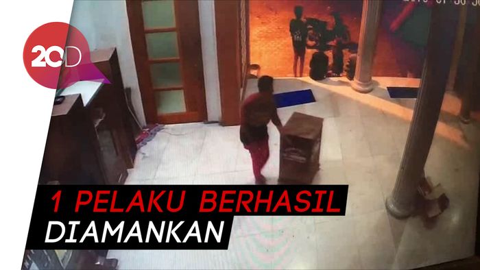 Terekam CCTV! Aksi 5 Remaja Curi Kotak Amal di Mojokerto 