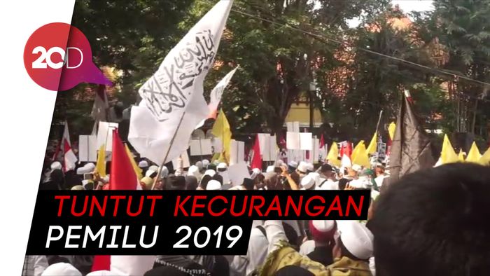 Aksi Kedaulatan Tutup Akses Jalan Menuju Bawaslu Jatim