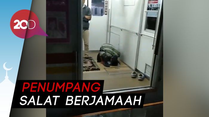 Ramai Video Sejumlah Penumpang Salat Subuh di KRL
