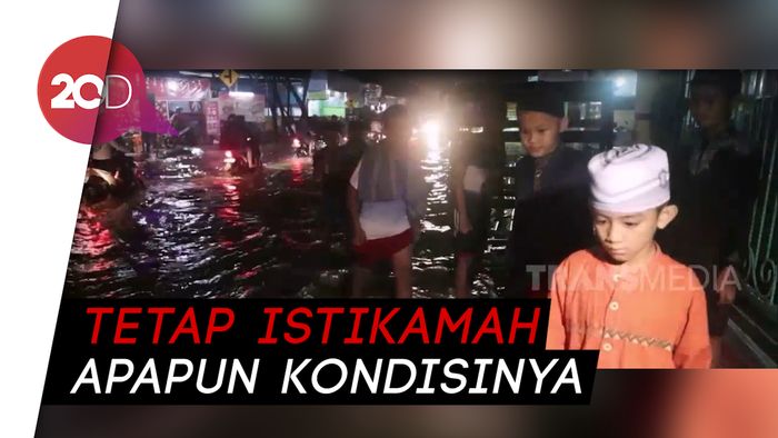 Warga Samarinda Terjang Banjir demi Bisa Tarawih Berjemaah