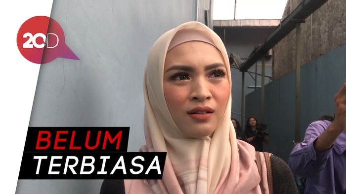 Pertama Kenakan Hijab, Donita Ngerasa Aneh