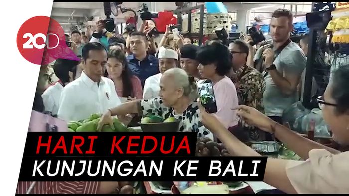 Blusukan ke Pasar Badung Bali, Jokowi Borong Buah-buahan