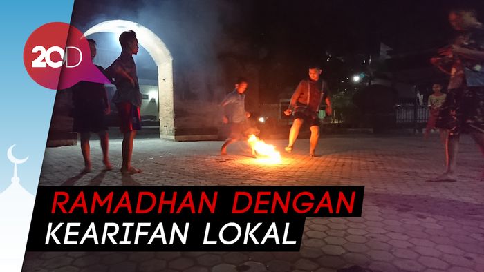 Tradisi Unik Ramadhan di Tulungaggung, Bermain Bola Api Usai Tadarus