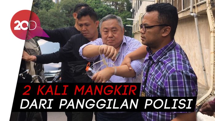 Penampakan Lieus Sungkharisma Tiba di Polda dengan Tangan Terborgol