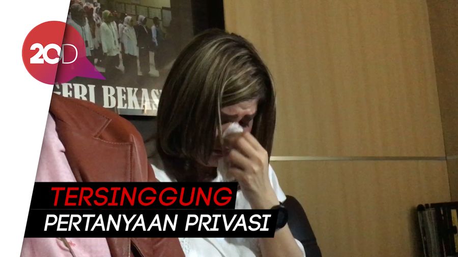 Tangis Hilda Vitria Pecah di Persidangan Kriss Hatta