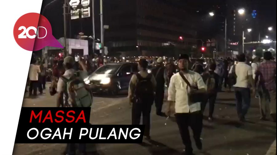 Jalan MH Thamrin Dibuka, Massa Ogah Bubar dan Soraki Polisi