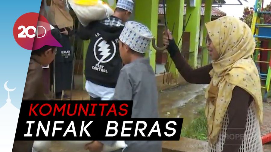 Komunitas Di Bandung Bagi-bagi Beras ke Pesantren