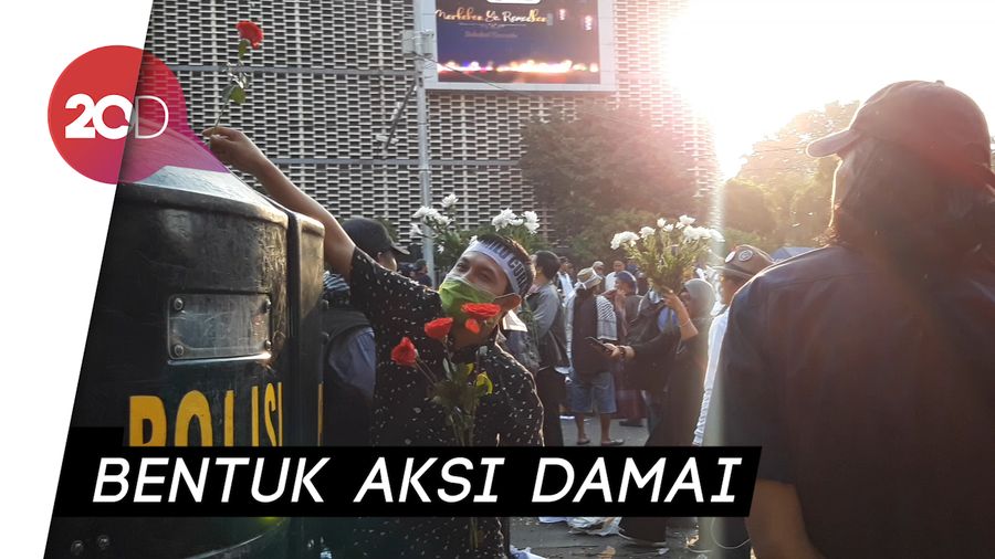  Massa Pro Prabowo Bagi-bagi Bunga ke Polisi