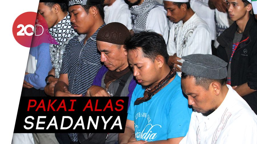  Massa Pro Prabowo Bukber & Salat Magrib Bersama di Depan Bawaslu
