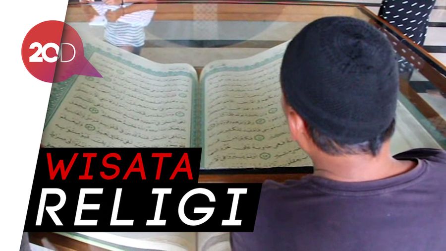 Melihat Alquran Raksasa di Masjid Raya Makassar