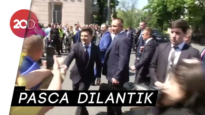 Pelawak yang Jadi Presiden Ukraina Berjalan Kaki ke Kantor Baru