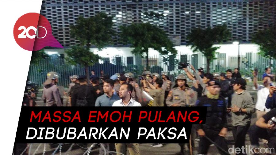 Ricuh! Detik-detik Penangkapan Provokator di Depan Bawaslu