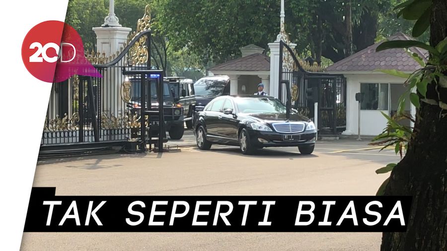 Teka-teki Jokowi Lewat Pintu Belakang Istana Pagi Ini