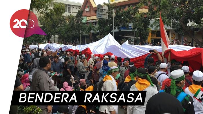 Bendera Indonesia Raksasa Membentang di Depan Bawaslu