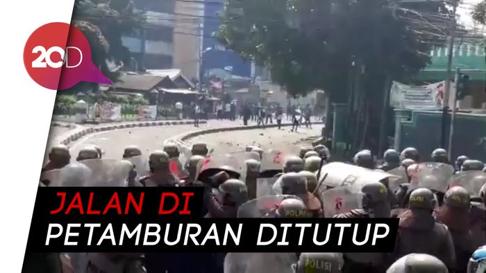 Bentrok Polisi-Massa di Daerah Petamburan