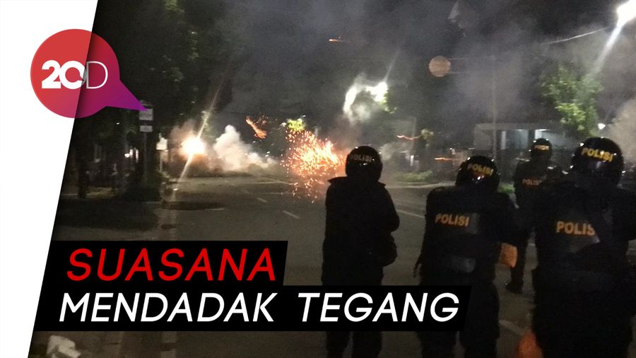 Bum! Gas Air Mata Ditembakkan untuk Bubarkan Massa Dekat Bawaslu