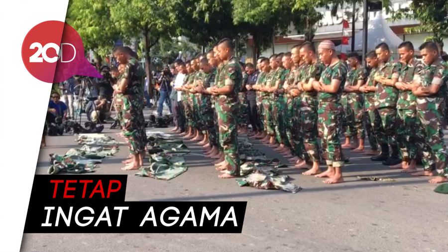 Di Tengah Aksi 22 Mei, TNI Salat Berjamaah