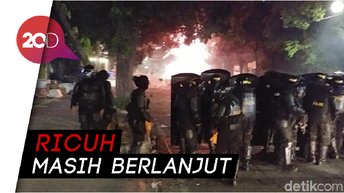 Dipukul Mundur Polisi, Massa Serang Pakai Petasan!