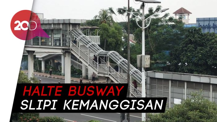 Flyover Slipi Masih Ricuh, Penumpang Busway Berlarian