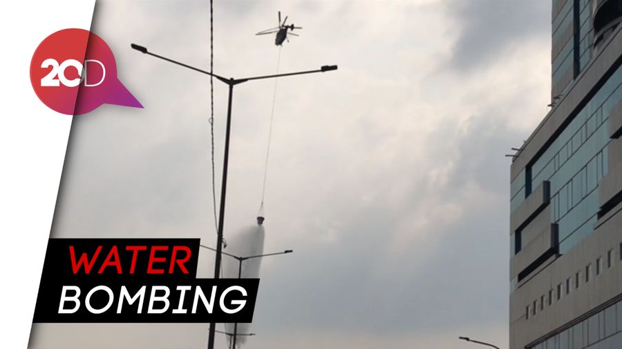 Helikopter Water Bombing Wara-wiri di Langit Jakarta