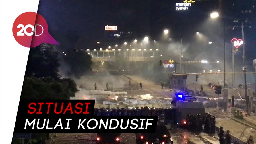 Kepung  Dua Sisi, Polisi Bubarkan Massa
