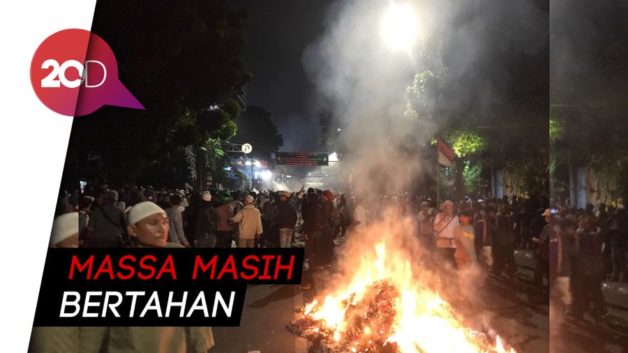 Magriban Usai, Api Membara di Depan Gedung Bawaslu