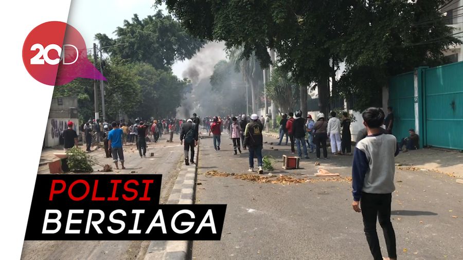 Mulai Beringas! Massa Bakar Ban di Tengah Jalan KS Tubun, Jakpus