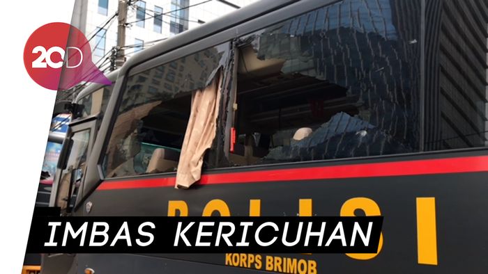 Penampakan Mobil Polisi yang Dirusak Massa di Flyover Slipi