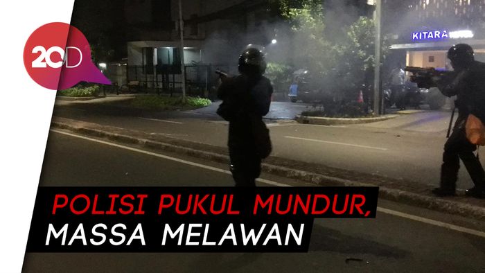 Tegang! Saat Polisi Pukul Mundur Massa di Dekat Bawaslu
