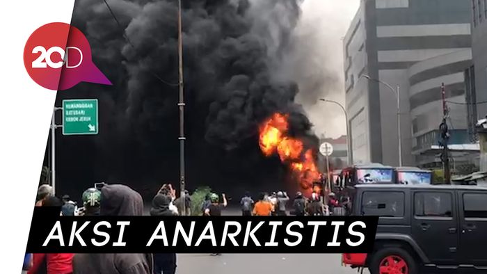 Tertangkap Kamera! Demonstran Bakar dan Jarah Truk Polisi