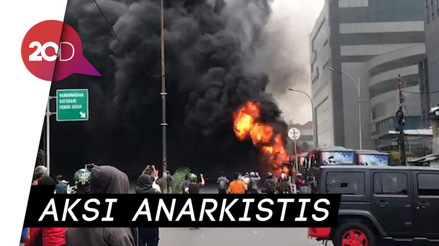 Tertangkap Kamera! Demonstran Bakar dan Jarah Truk Polisi