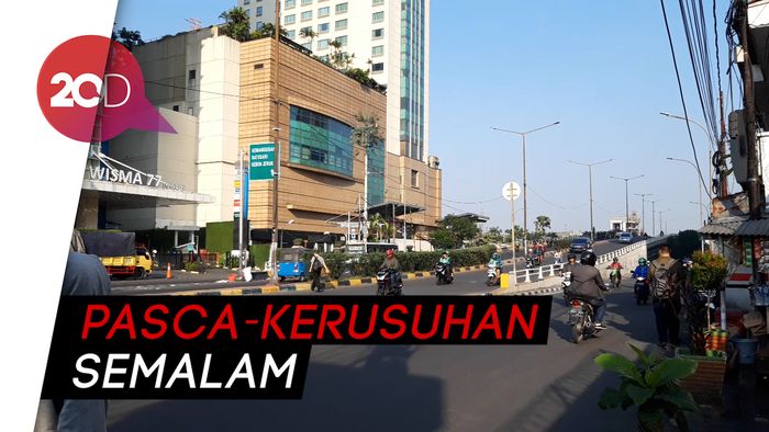 Lalin Flyover Slipi Lancar, Efek Gas Air Mata Masih Terasa