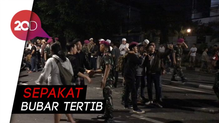 Momen Akrab Polisi-TNI Bersama Massa di Slipi