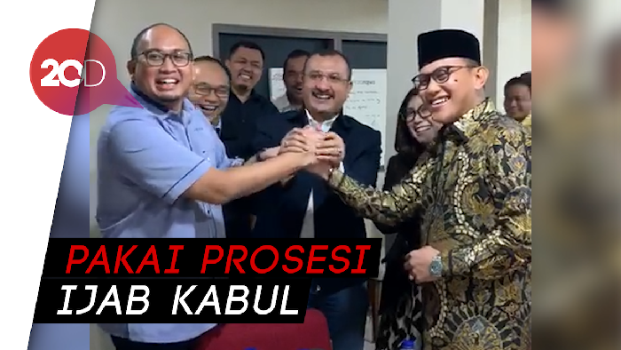 Momen Kocak BPN Prabowo Serahkan Ferdinand Hutahaean ke TKN Jokowi