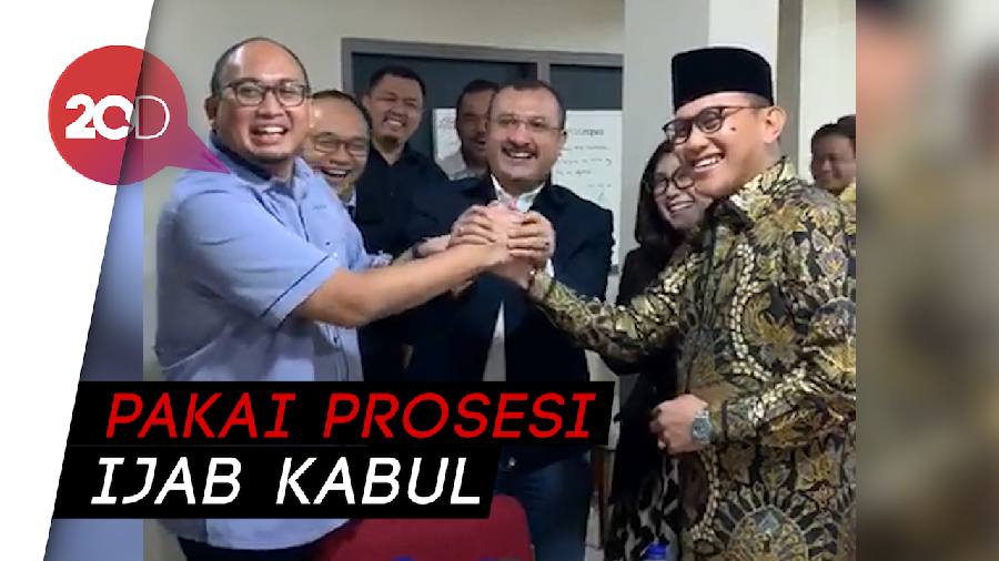 Momen Kocak BPN Prabowo Serahkan Ferdinand Hutahaean ke TKN Jokowi
