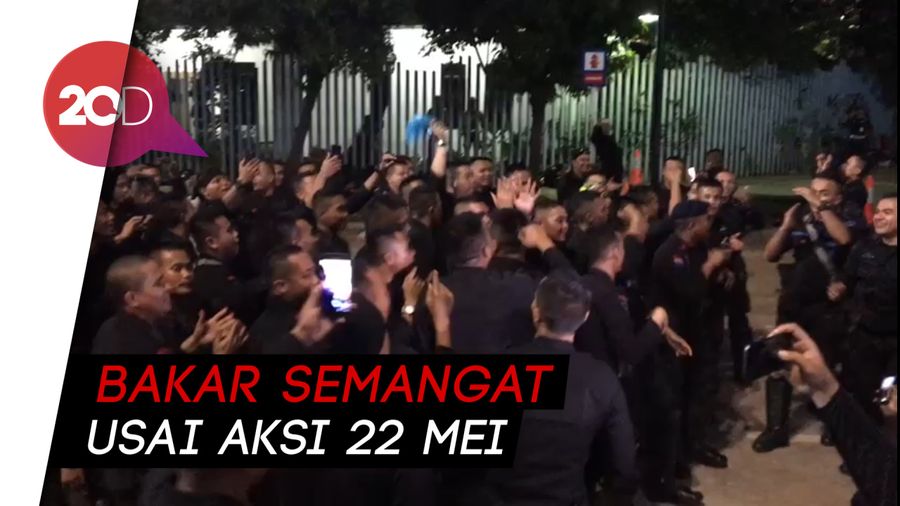 Pasukan Brimob Bakar Semangat di Depan Bawaslu