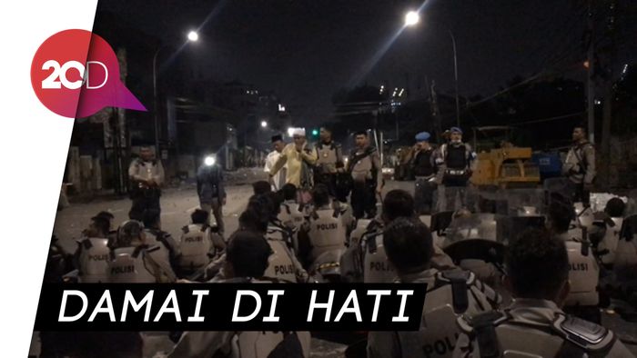 Redakan Massa, Polisi Selawat Bareng Tokoh Masyarakat Sekitar
