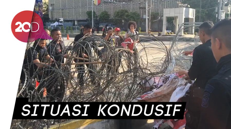 Sempat Dirusak, Kawat Berduri Kembali Dipasang di Depan Bawaslu