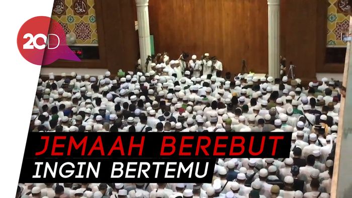 Suasana saat Jenazah Ustaz Arifin Ilham Tiba di Rumah Duka