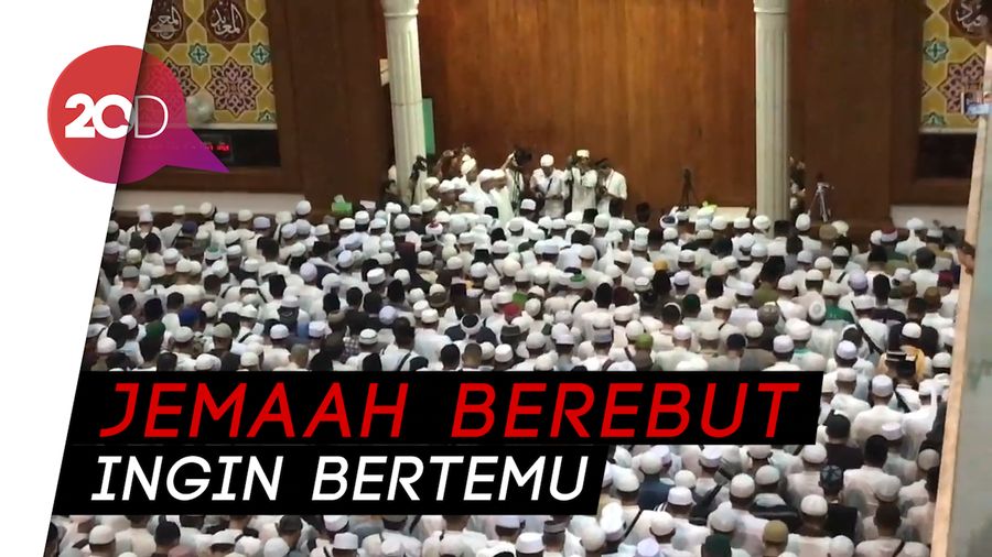 Suasana saat Jenazah Ustaz Arifin Ilham Tiba di Rumah Duka